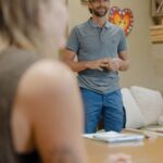 Klaus Pointecker im Seminarraum mit Person im unfokussiertem Vordergrund