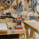 Werkbänke und verschiedene Handwerkzeuge im Werkraum in Magetsham