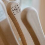 Bild vom Holzgriff eines Werkzeuges mit eingebranntem Logo der Initiative HolzGspui